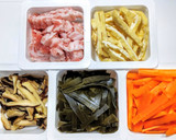 豚バラ肉と昆布と油揚げの細切り醤油炒め作り方1写真