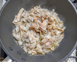 豚バラ肉と昆布と油揚げの細切り醤油炒め作り方3写真