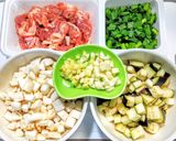 豚こま肉とナスとニラとエリンギの味噌炒め作り方1写真