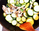 豚肉と舞茸と人参とズッキーニのトマト醤油作り方1写真