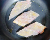 カレー粉がアクセント♡さわらのムニエル作り方3写真