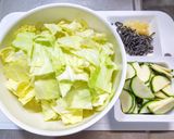 ズッキーニとキャベツの塩昆布和え作り方1写真