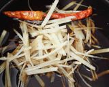 鶏と新ごぼうの旨辛炒め作り方1写真