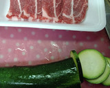 ズッキーニ豚肉と焼肉のタレで炒めただけ〜作り方1写真