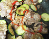 ズッキーニ豚肉と焼肉のタレで炒めただけ〜作り方5写真
