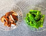 ししピーと椎茸の塩七味炒め作り方1写真