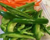 キノコと彩り野菜のニンニク醤油バター炒め作り方1写真