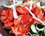 カレー粉が味噌♪夏野菜と焼ちくわの和え物作り方7写真
