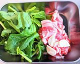 豚肉とほうれん草のニンニク醤油炒め作り方1写真