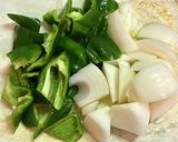 ピーマンと玉ねぎ＆豚コマの焼肉のタレ炒め作り方1写真