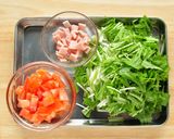 切って和えるだけ。水菜とトマトのサラダ作り方1写真