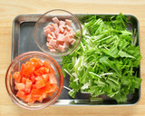 切って和えるだけ。水菜とトマトのサラダ作り方1写真