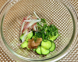 みょうがときゅうりと大葉の梅肉和え作り方3写真