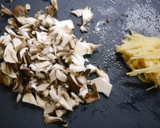 簡単！黒舞茸と豆腐の生姜味噌汁作り方1写真