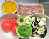 鶏もも肉とナスとパプリカのトマト煮作り方1写真