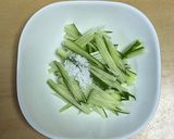 超簡単☆旨味堪能！キュウかまサラダ巻き！作り方2写真