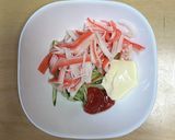 超簡単☆旨味堪能！キュウかまサラダ巻き！作り方3写真