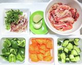 牛バラ肉とキュウリの醤油炒め薬味乗せ。作り方1写真