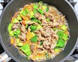 牛バラ肉とキュウリの醤油炒め薬味乗せ。作り方3写真