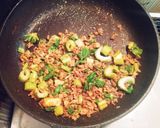 セロリと豚挽き肉のカレー風味焼きうどん作り方2写真