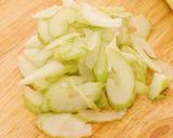 鶏肉とセロリのオイスター炒め作り方1写真