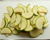 材料4つ★ズッキーニのごま味噌和え作り方1写真