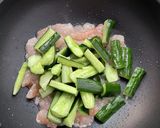 キュウリとエビの塩麹炒め作り方7写真