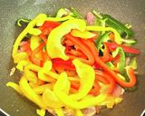 彩鮮やか・鶏もも肉で青椒肉絲風作り方5写真