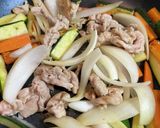 ピリ辛が最高！ズッキーニと豚肉炒め作り方3写真