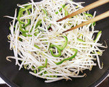 焼肉と厚揚げ炒め＆もやしの付け合せ作り方2写真