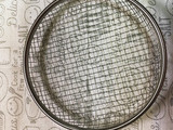 ダイソーのザルで簡単！ゆで卵のみじん切り