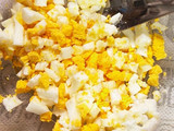 ダイソーのザルで簡単！ゆで卵のみじん切り