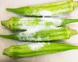 オクラと茄子の味噌汁作り方1写真