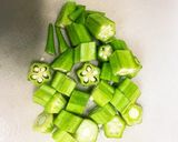 オクラと茄子の味噌汁作り方2写真