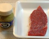 ビーフステーキ　マスタードソースサラダ添作り方1写真