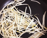 もやしと豆苗とツナの豆板醤炒め♩作り方3写真