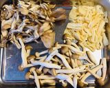 秋を感じる！たっぷりきのこの炊き込みご飯作り方1写真