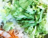 鶏そぼろで生春巻き　チリソースもあう！作り方1写真