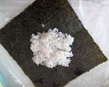 10分弁当！焼き鳥缶で親子おにぎらず作り方2写真