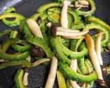 5分で作れるゴーヤとしめじのコンソメ炒め作り方2写真