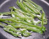 お弁当！シャウエッセンピーマンの胡麻炒め作り方1写真