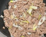 ダシダで炒めた豚丼。ニラキムチをのせて作り方4写真