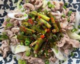 ダシダで炒めた豚丼。ニラキムチをのせて作り方5写真