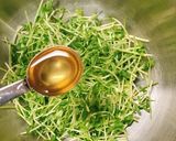 青臭さ感じない！豆苗の塩麹胡麻和え作り方5写真