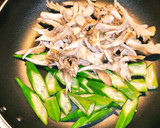 簡単！舞茸とオクラの肉炒め☆作り方2写真