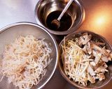糸こんにゃくで代用！鶏胸肉のピリ辛油そば作り方2写真