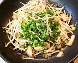 糸こんにゃくで代用！鶏胸肉のピリ辛油そば作り方4写真