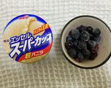 明治スーパーカップでフルーツシェイク作り方1写真