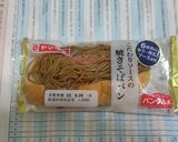 “焼きそばきゃべつごま昆布カニかまパン”作り方1写真