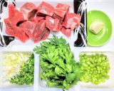 角切り牛肉と春菊の中華風スパイス焼き作り方1写真